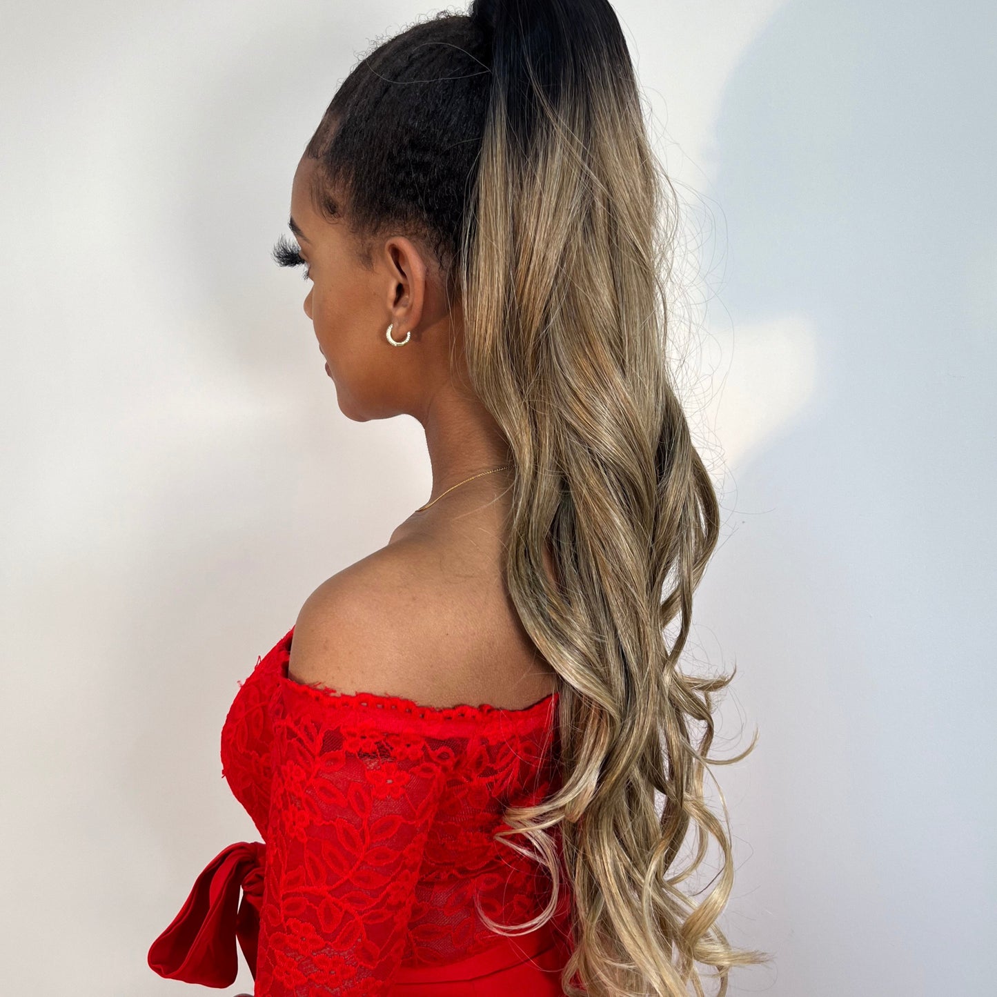 The Oakley curly style 28" Velcro Wrap Ponytail | Premium Tongable Fibre